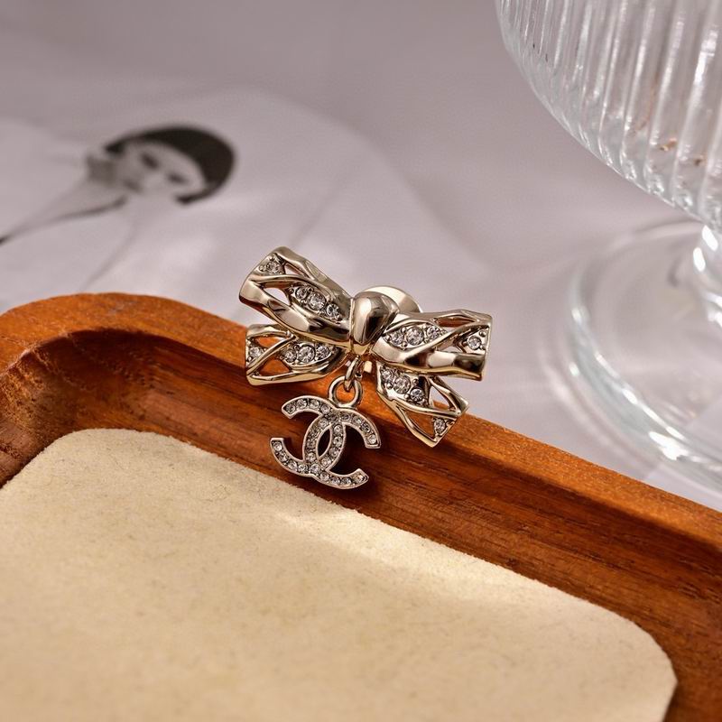 Chanel Brooch 08yxs13